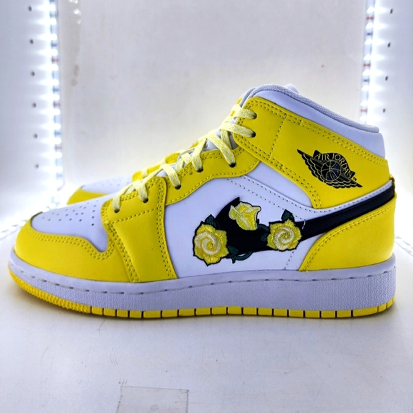 ❗️SOLD ❗️Air Jordan 1 MID | DYNAMIC YELLOW FLORAL (GS) - Picture 4 of 16